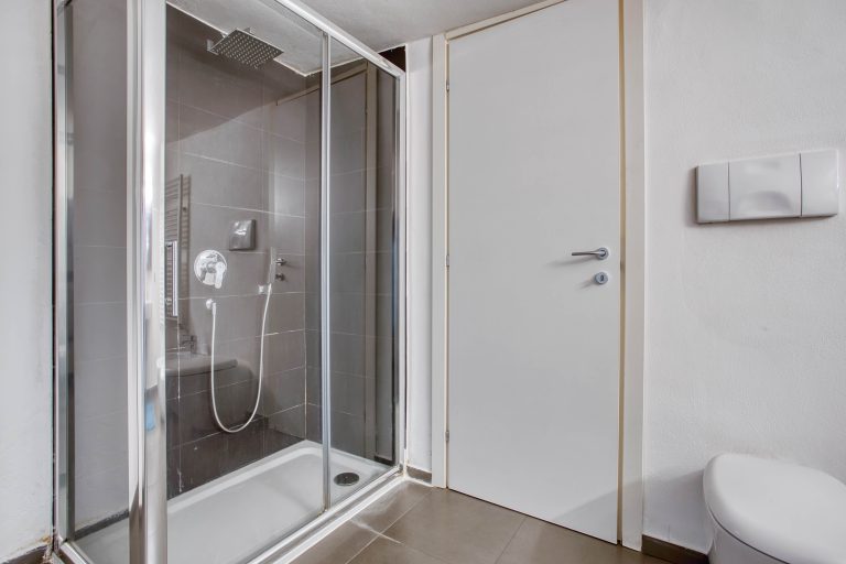 Delizioso appartamento recentemente ristrutturato nel cuore di Milano.
Situato al primo piano di uno storico palazzo su una tranquilla via a due passi da Corso Genova.
Dispone di tutti i comfort necessari per un soggiorno piacevole.
La zona è ricca di ristoranti, bar negozi e due volte alla settimana c'è il più grande mercato di Milano.